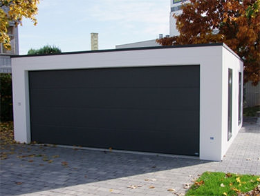 Flachdach mit Attikabekleidung in Alu Anthrazit-Beschichtung