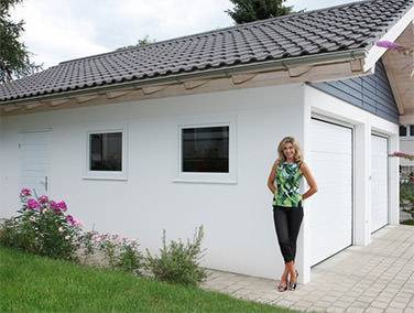 Doppelgarage mit 2 Kunststofffenster in weiß