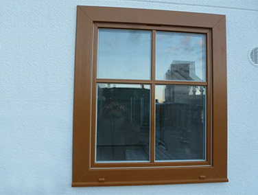 Kunststofffenster 100/114 cm in ockerbraun mit Klebesprossen